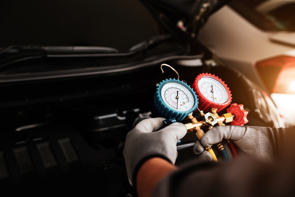 Hand,Of,Car,Mechanic,Technician,Use,Meter,To,Check,Car