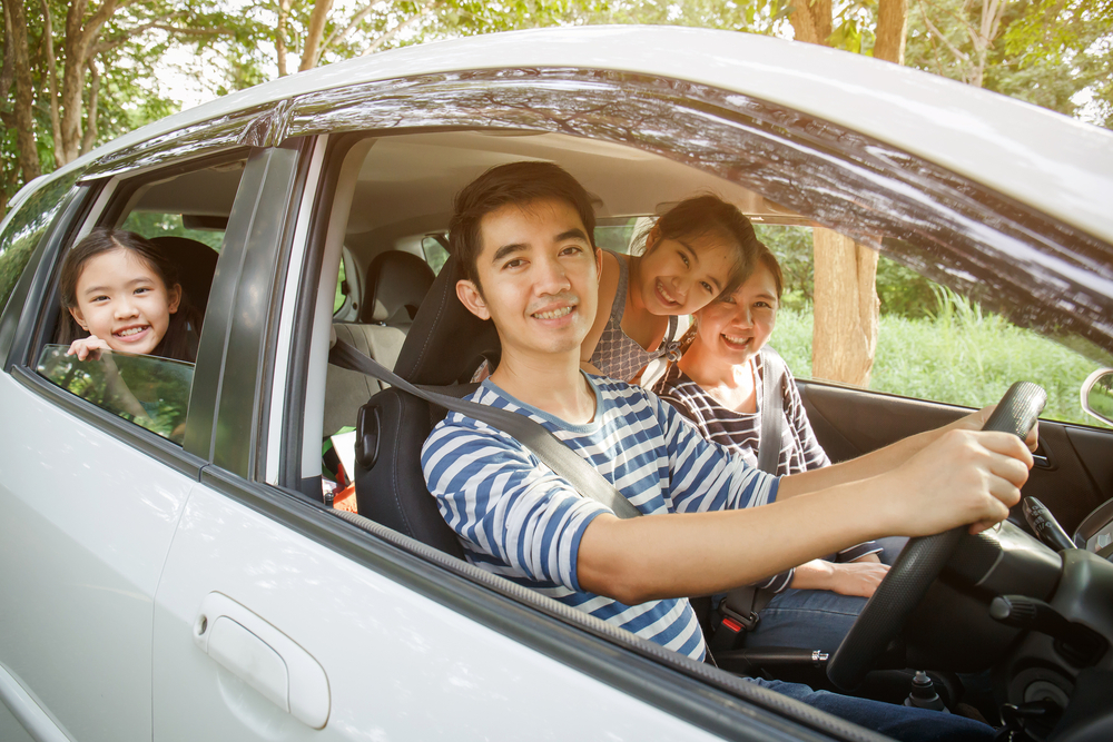 Happy,Asian,Family,On,Mini,Van,Are,Smiling,And,Driving