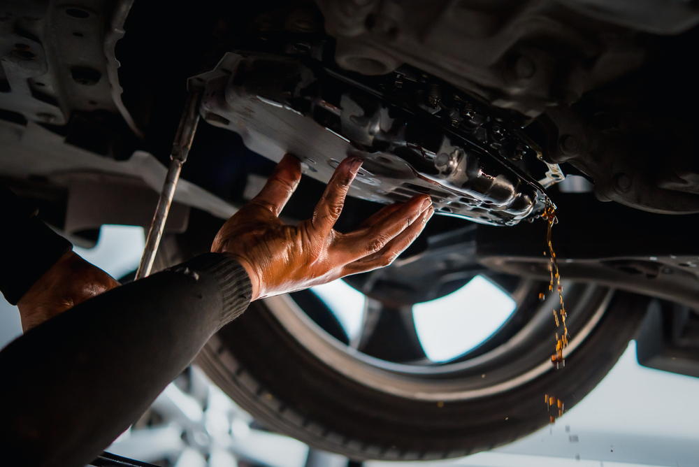 Car,Mechanic,Drain,The,Old,Automatic,Transmission,Fluid,(atf),Or